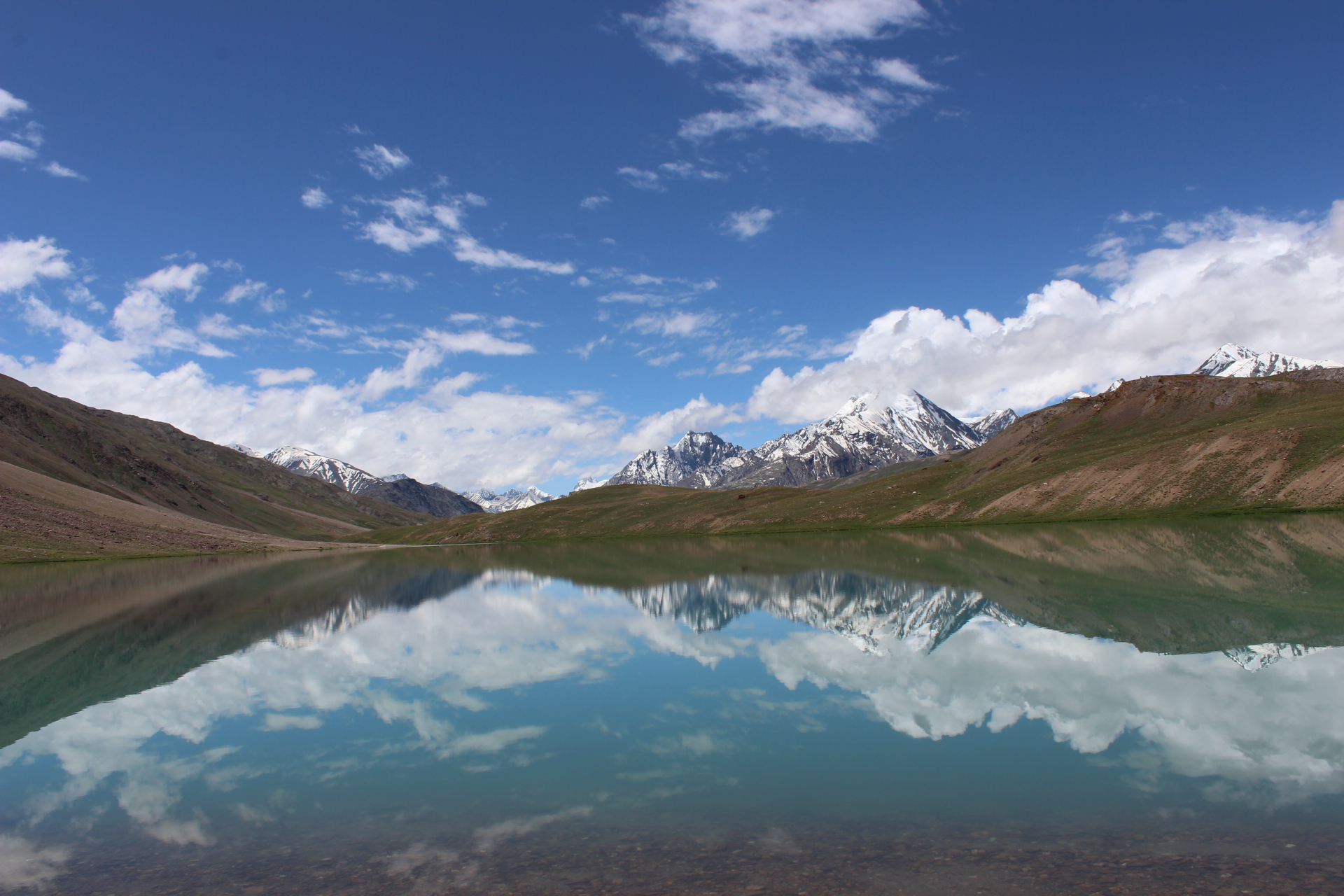 स्पीति की चंद्रताल झील और हिमालय